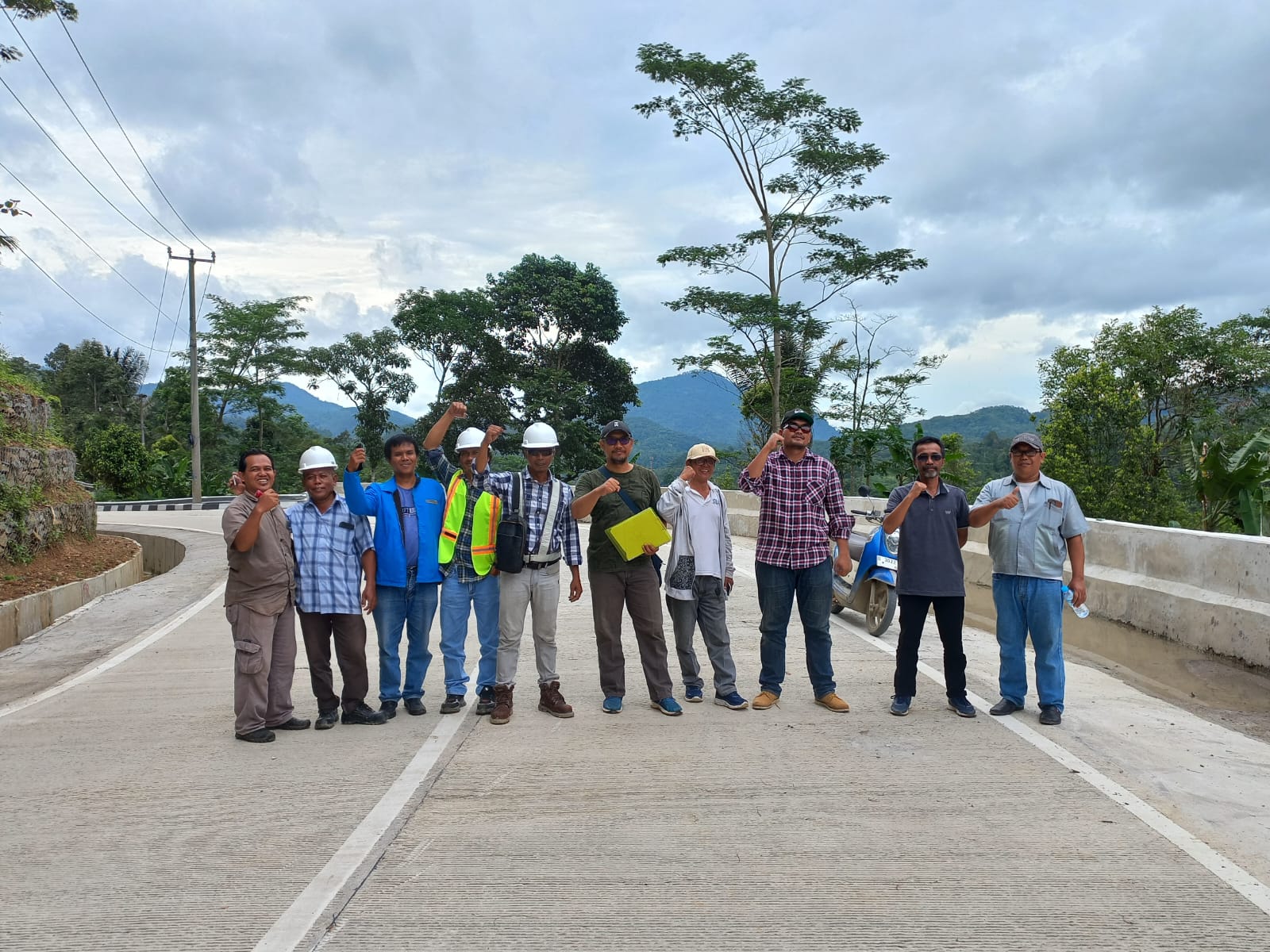 Tim PT CIO berhasil menyelesaikan penanganan jalan longsor di Lebak, Banten
